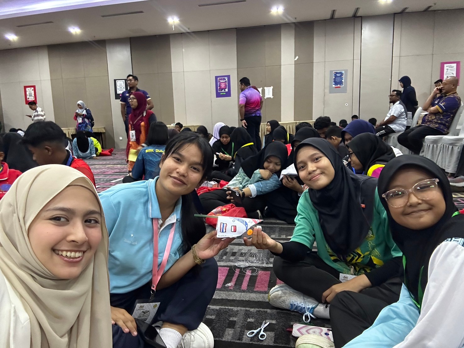 LINE_ALBUM_khay Stem and English Camp n prathes maleseiy_241120_12.jpg